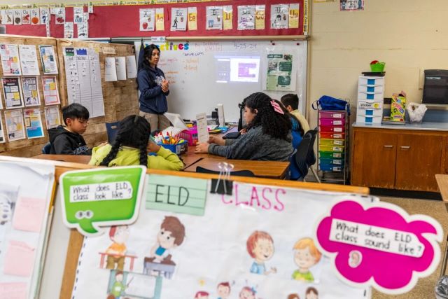 Claudia Canlas teaches her ELD class at Lamont Elementary School in New Carrollton. Photo by Kylie Cooper/The Baltimore Banner.